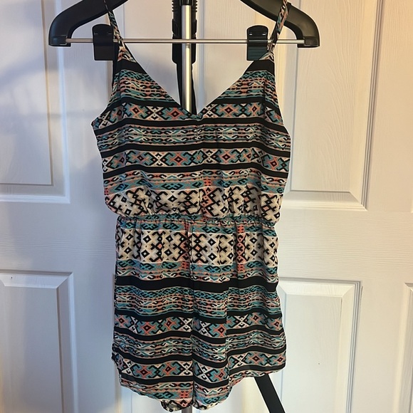 Forever 21 Aztec Tribal Print Romper Size Medium - Picture 4 of 4